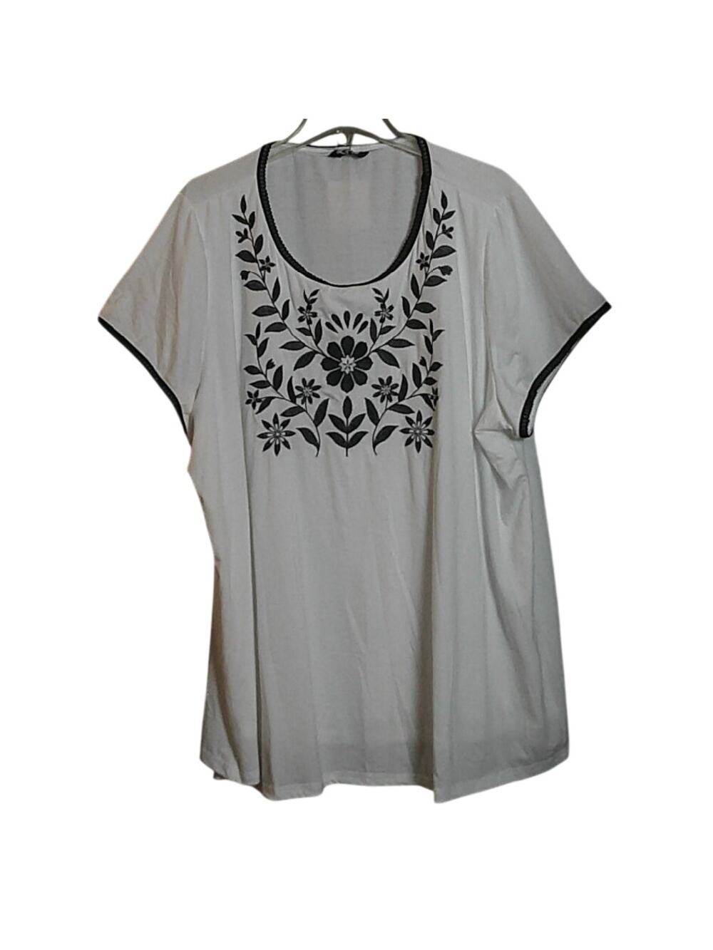 Bloomchic Women 26 White/ Black Embroidered Floral T-shirt Lined NEW!